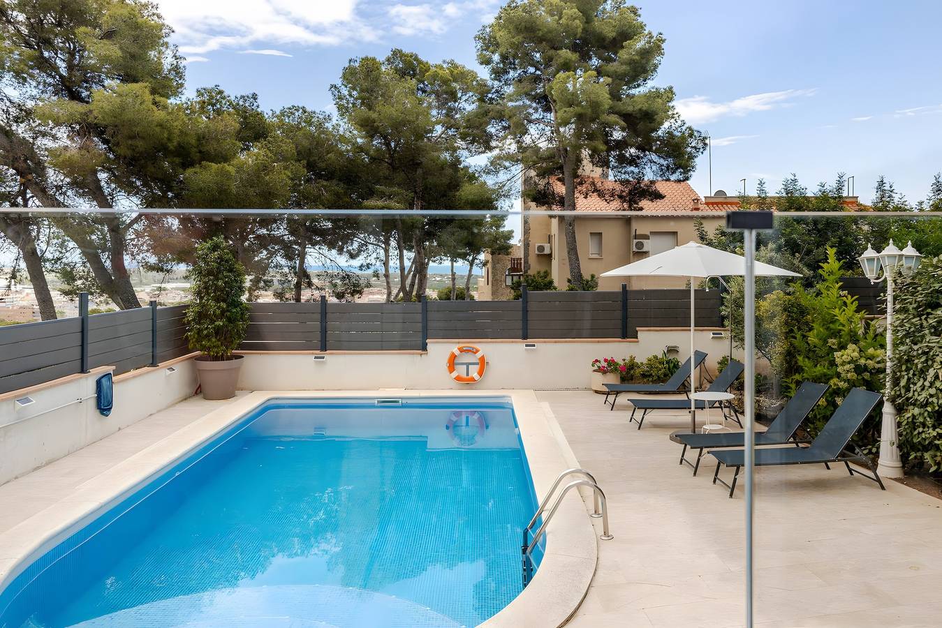 Villa 'Ethel' avec vue sur les montagnes, Wi-Fi et climatisation in Castelldefels, Baix Llobregat