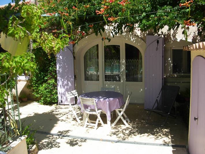 Gîte pour 2 personnes, avec piscine ainsi que terrasse et jardin dans les Bouches-du-Rhône - 2