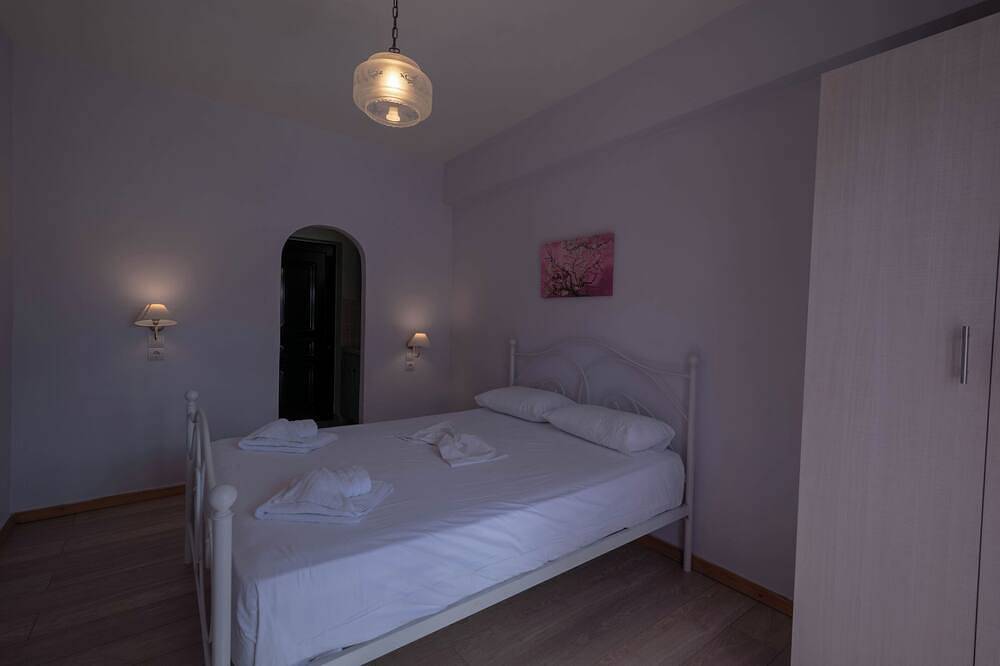 Cozy rooms only 2' walk from beach in Plános, Zante