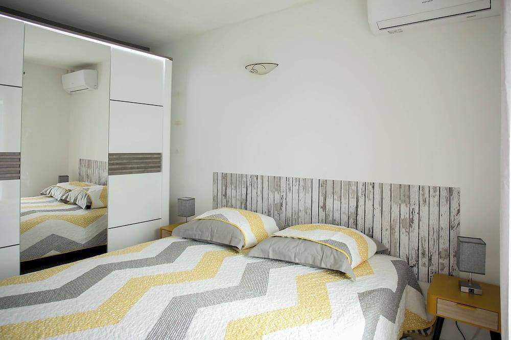 Spacious air-conditioned villa with pool on enclosed garden for 8 to 10 people. in Sérignan-du-Comtat, Vaucluse