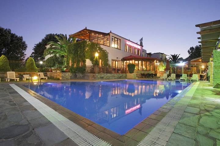Hotel für 2 Personen, mit Ausblick und Pool sowie Garten in Karystos