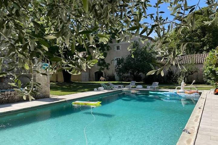 Location de vacances pour 16 personnes, avec piscine à Savasse