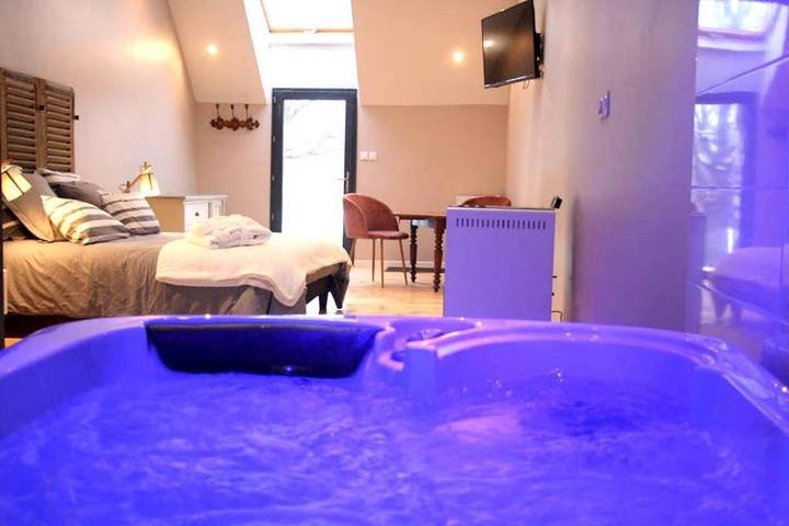 Location de vacances pour 2 personnes, avec vue ainsi que jardin et terrasse dans Couzon - 3