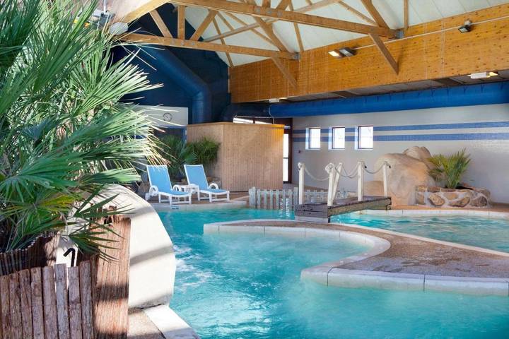 Ferienpark für 12 Personen, mit Terrasse und Whirlpool sowie Garten und Pool in der Bretagne