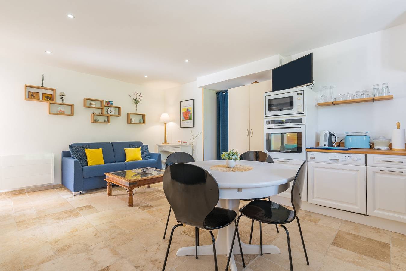 Entire apartment, Apartment 'Lobéal' with Shared Pool, Wi-Fi and Air Conditioning in Auriol, Mediterranean Coast (France)
