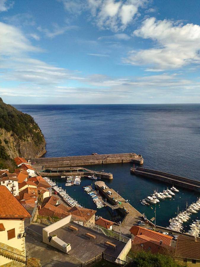 Gîte pour 7 personnes, avec vue ainsi que piscine et balcon dans Elanchove