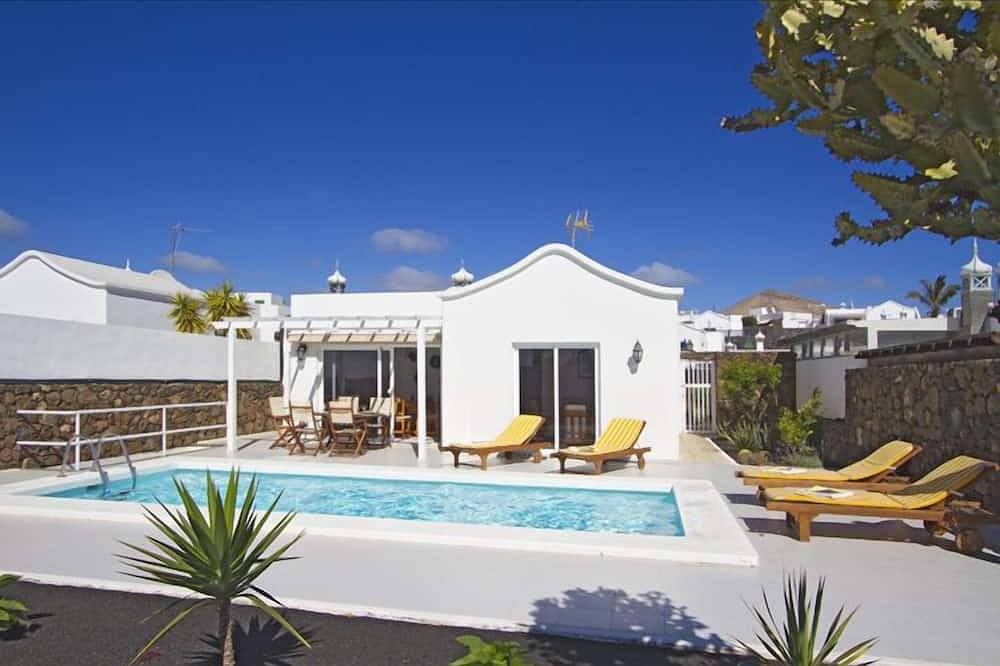Villa de vacaciones independiente con piscina privada y climatizada, Tv vía satélite, Wifi y barbacoa in Tías, Lanzarote