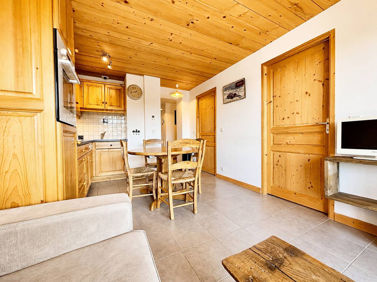 Apartamento entero, Apartamento encantador con vista al Mont Charvin y aparcamiento in Notre-Dame-de-Bellecombe, Albertville region