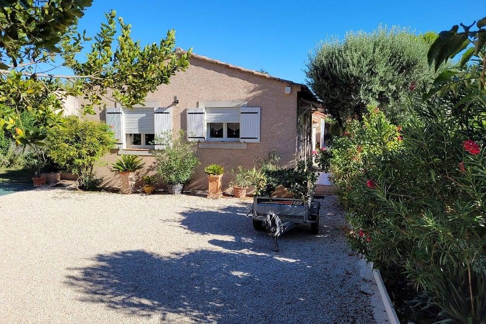 Villa meublée de Tourisme *** for 2 pers. Quiet area with trees, Swimming pool, Pk. in Graveson, Arles region