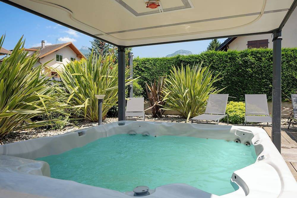 Appartement entier, Appartement avec Jacuzzi, Piscine & Sauna à Chambéry, idéal pour les familles in Barberaz, Région de Chambéry