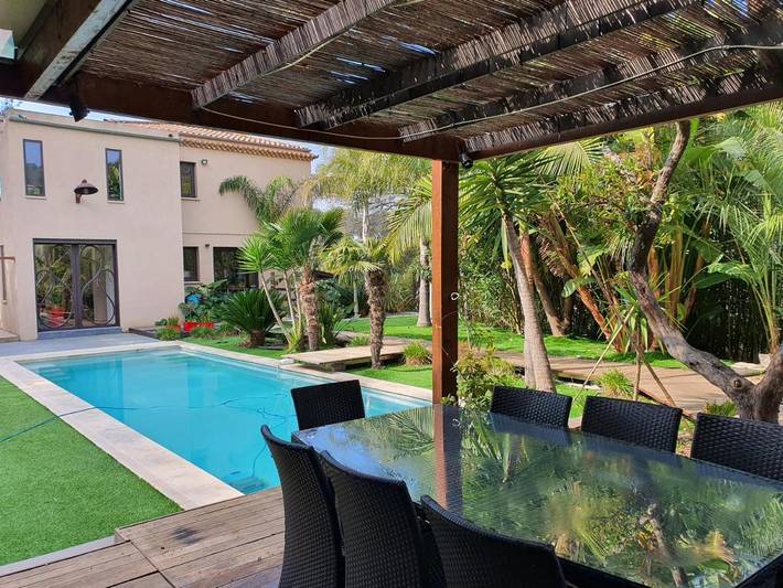 Villa pour 8 personnes, avec piscine ainsi que terrasse et vue dans Boulouris