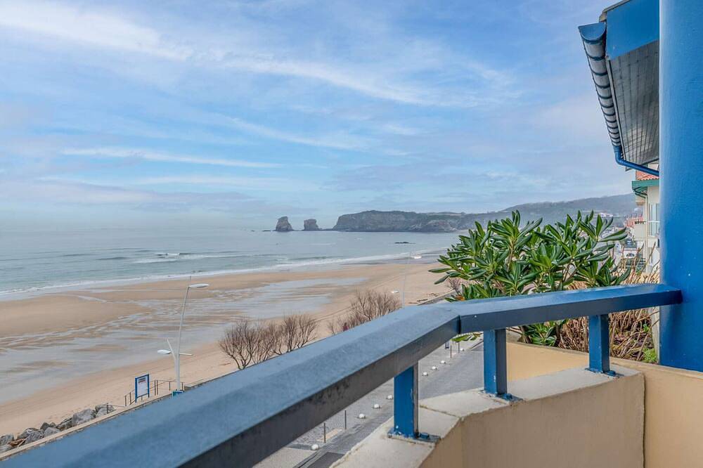 Entire apartment, Rustic Seafront Apartment in Hendaye with Balcony in Hendaye, Bayonne region