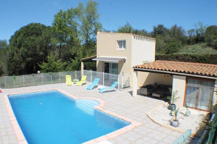 Gîte pour 3 personnes, avec vue ainsi que piscine et terrasse à Villedubert
