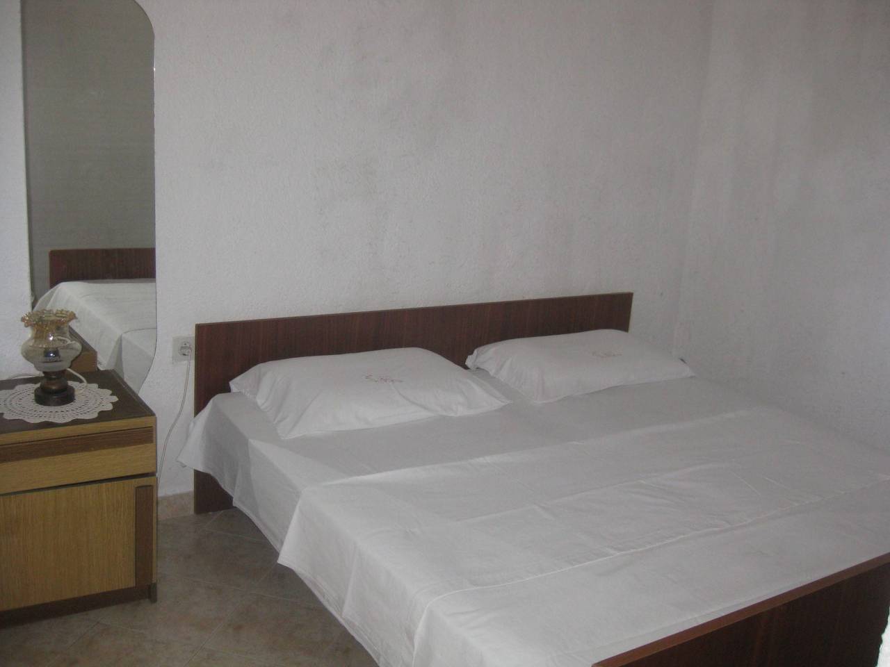 Ganze Wohnung, Apartment mit Terrasse direkt am Meer in Betina, Tisno