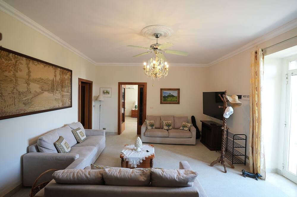 Large villa with solar htd pool,tennis court,jacuzzi hot tub,playground for kids in Modica (town), Modica