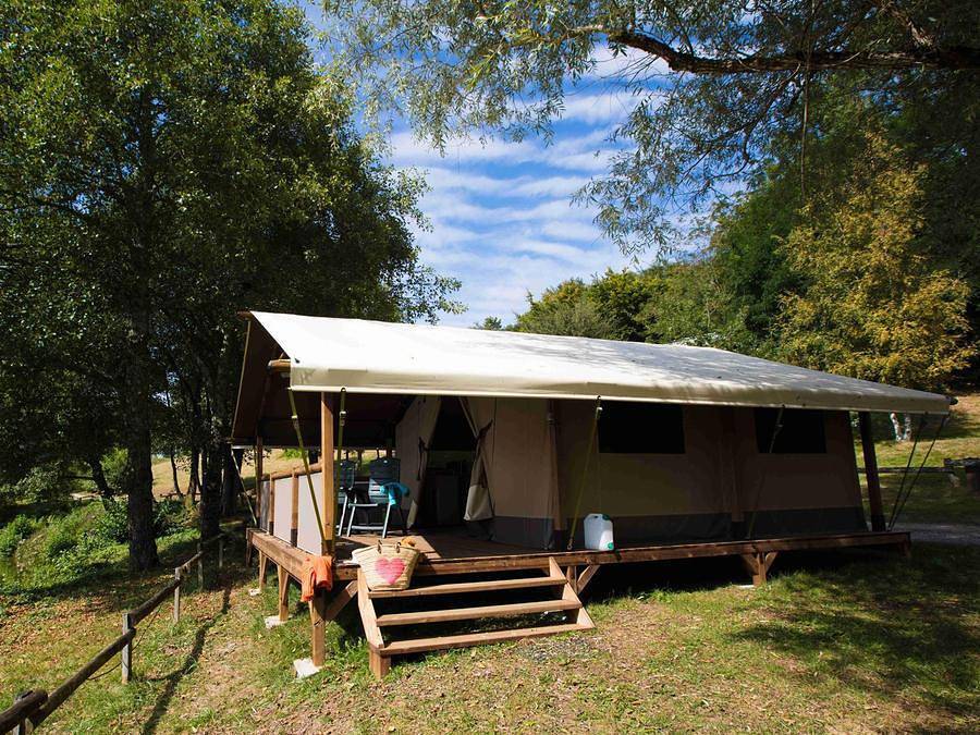 Camping la Fougeraie - Tente en toile et en bois 5 personnes - Grande Lodge Nature et Luxe sans sanitaires in Saint-Léger-de-Fougeret, Parc naturel régional du Morvan