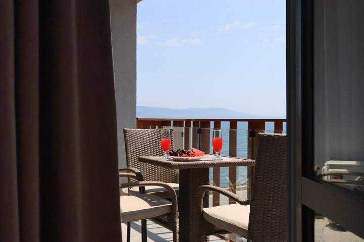 Apartahotel para 3 personas, con piscina y vistas además de jardín y terraza en Bulgaria