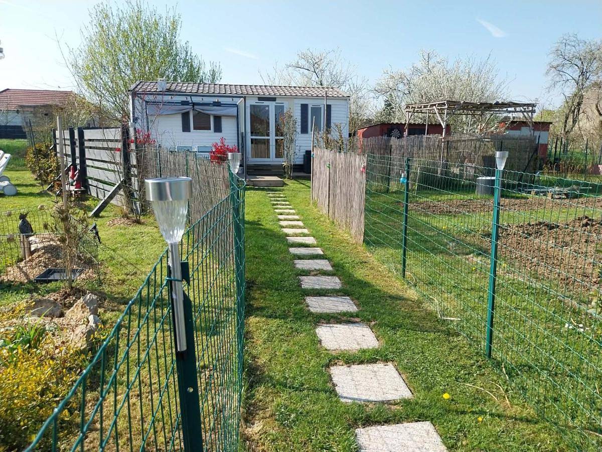 Chez Elvis et Agnès, logement climatisé in Saint-Loup (Jura), Jura