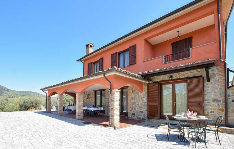 Accogliente appartamento sul lungofiume con piscina e giardino in Panicale, Lago Trasimeno