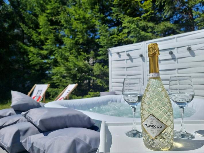 Ferienhaus für 3 Personen, mit Terrasse und Whirlpool sowie Garten