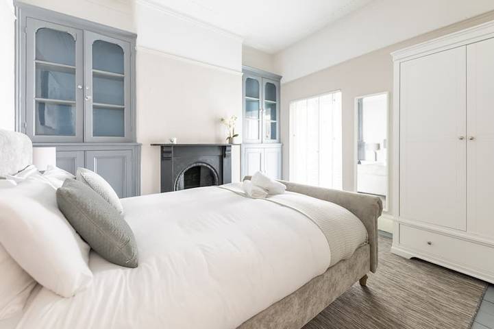 Stroll To The City Centre In From Chic Refurbished Townhouse in Cardiff, Cardiff region