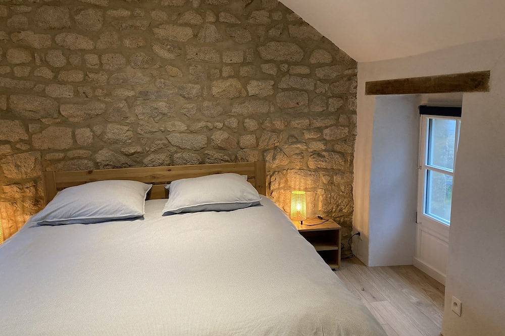 Stone house in the heart of an authentic Breton village by the sea in Plouharnel, Côte des Mégalithes