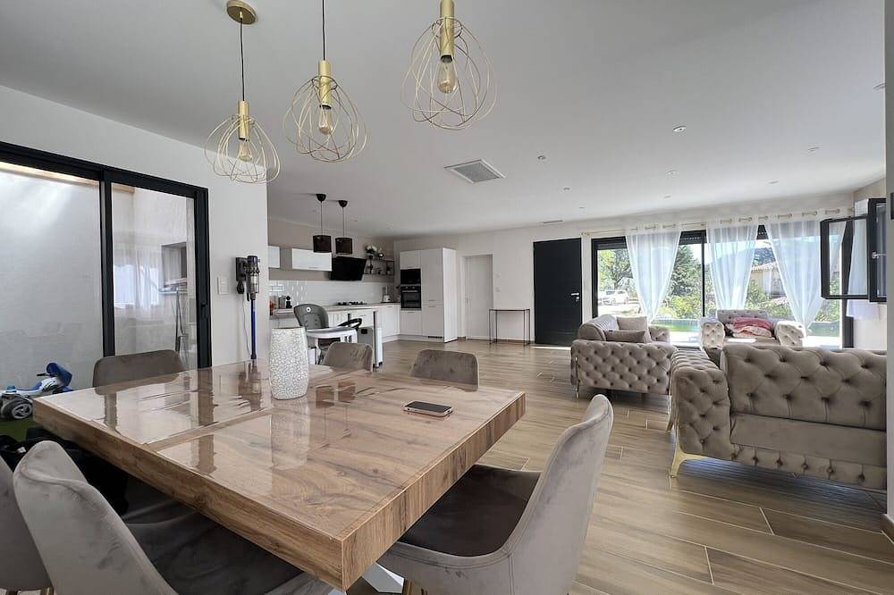 Villa 'Le Ruisseau' mit Bergblick, Wi-Fi und Klimaanlage in Belgentier, Toulon Region