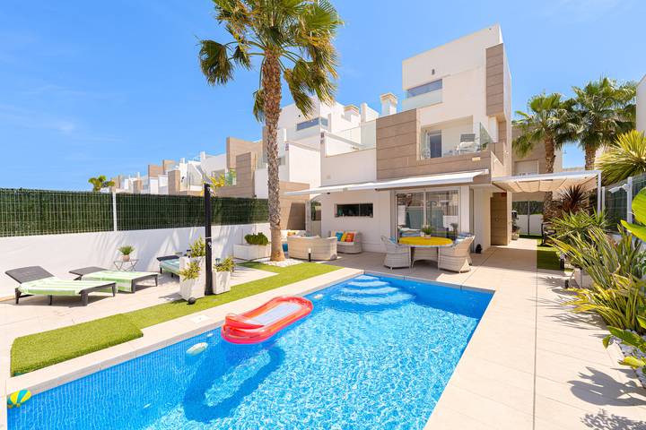 Ferienhaus für 6 Personen, mit Balkon und Terrasse sowie Garten in Guardamar del Segura