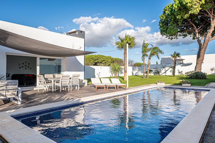 Villa 'Chill Out Of City 2' mit privatem Pool, Wlan und Klimaanlage in Pago del Humo, Chiclana de la Frontera