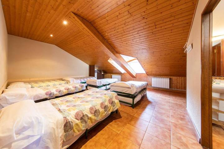 Casa rural para 10 personas, con jardín además de vistas y piscina, Familias con niños en Hermandad de Campoo de Suso - 3