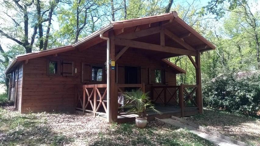 Camping pour 6 personnes, avec piscine ainsi que jardin et terrasse
