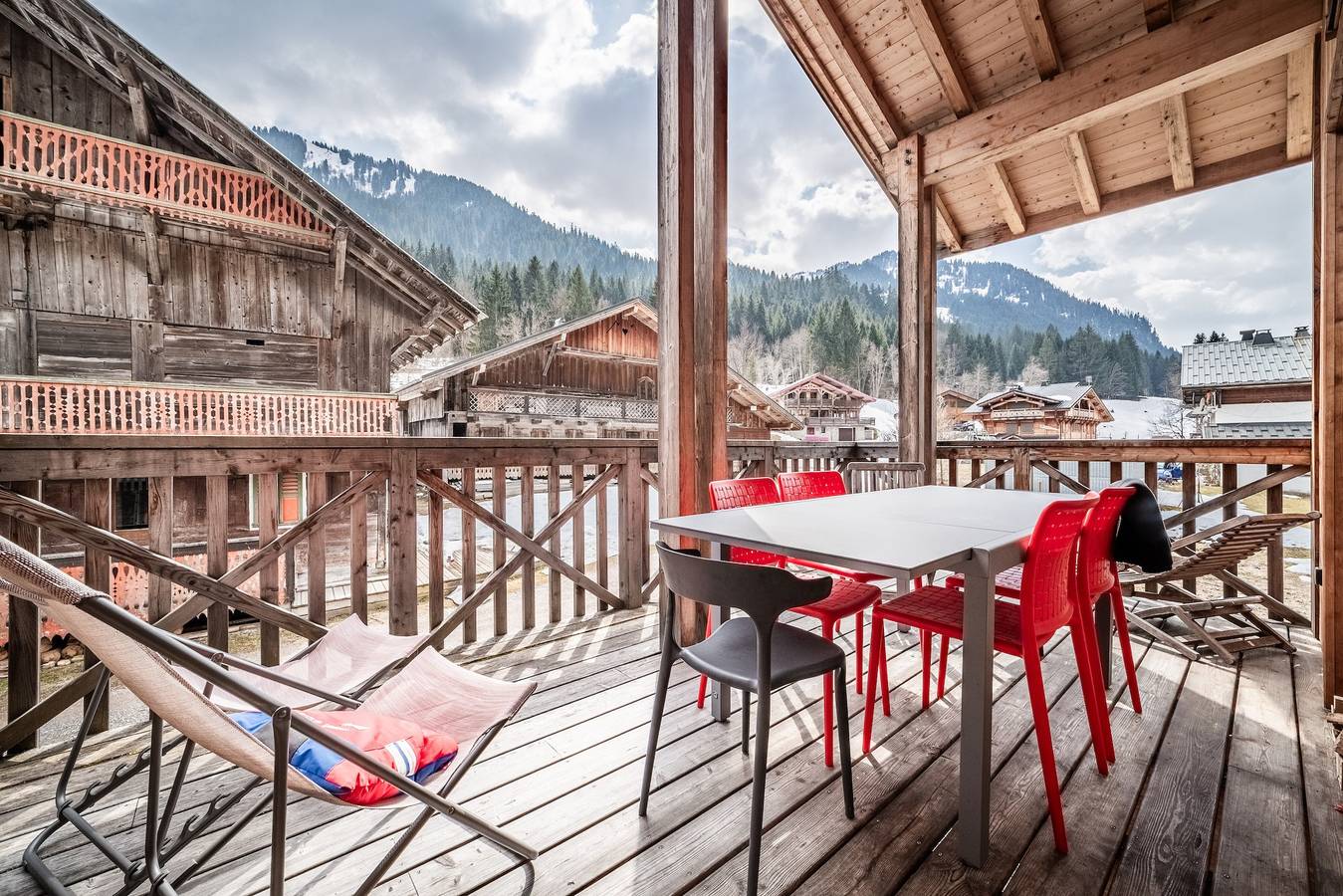 Chalet "Mitoyen Ysaline" avec vue sur les montagnes, terrasse privée et Wi-Fi in Chatel, Les Portes du Soleil