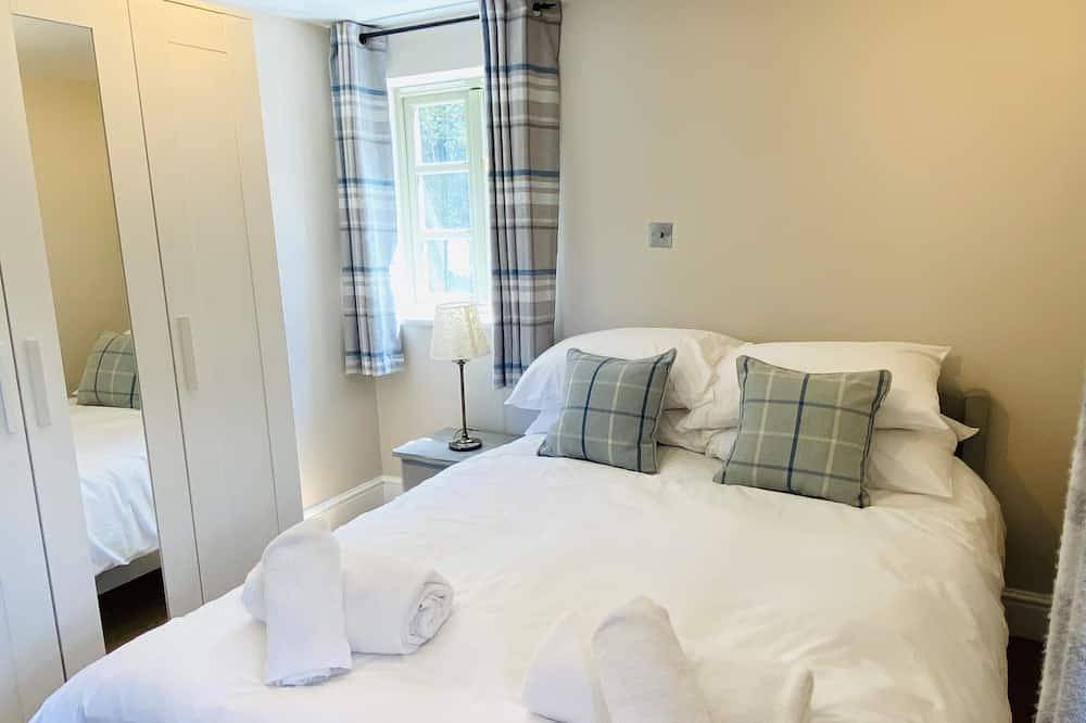 ** Lovely 2 Bedroom Cottage, Great Location ** in Lymington, Hampshire