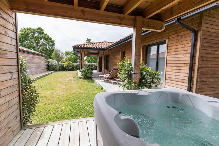 Gîte pour 6 personnes, avec Jacuzzi et Terrasse ainsi que Jardin et Vue à Biscarrosse