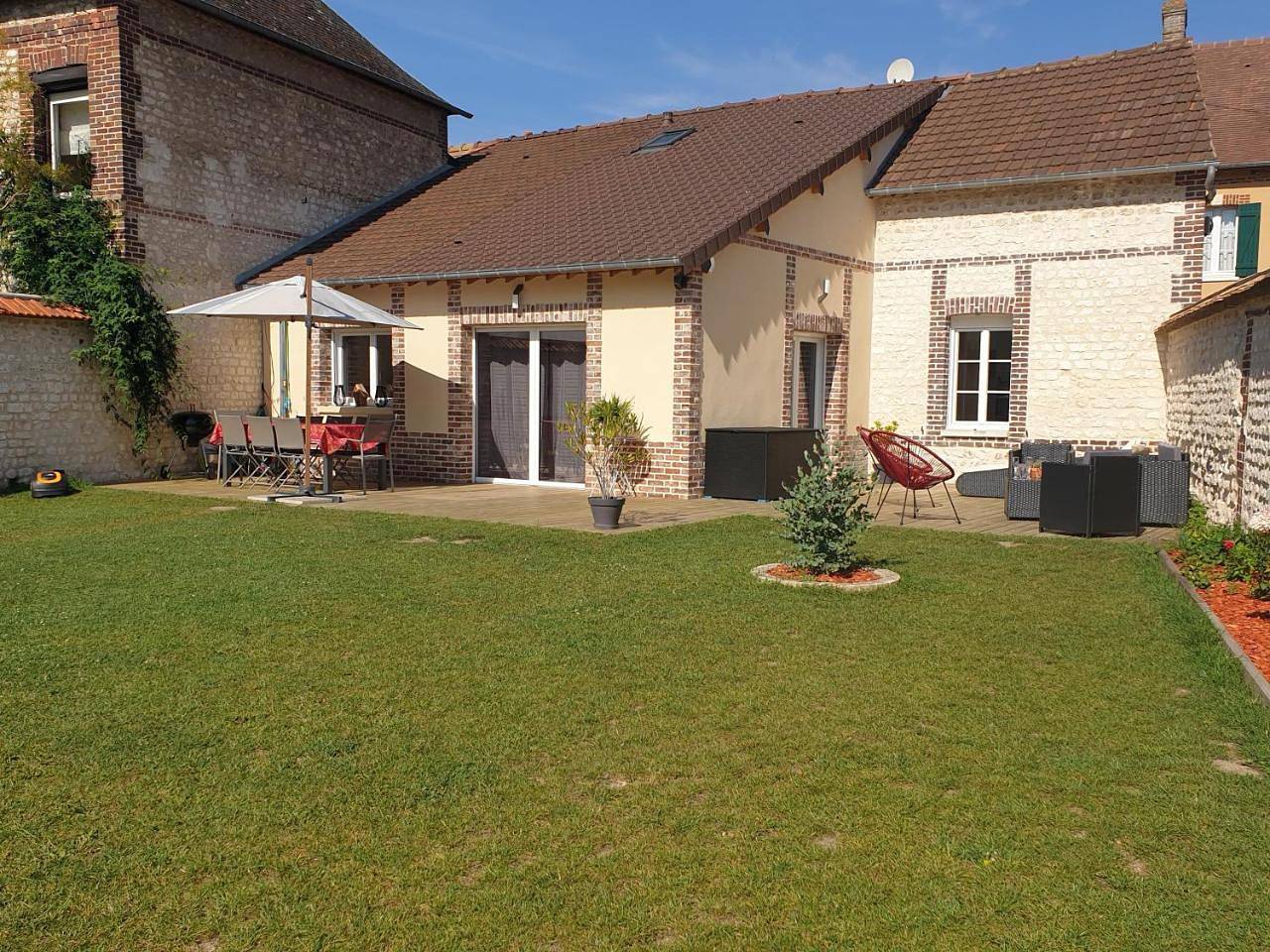 Maison de charme avec jardin au bord de l'Eure in Le Vaudreuil, Région de Les Andelys