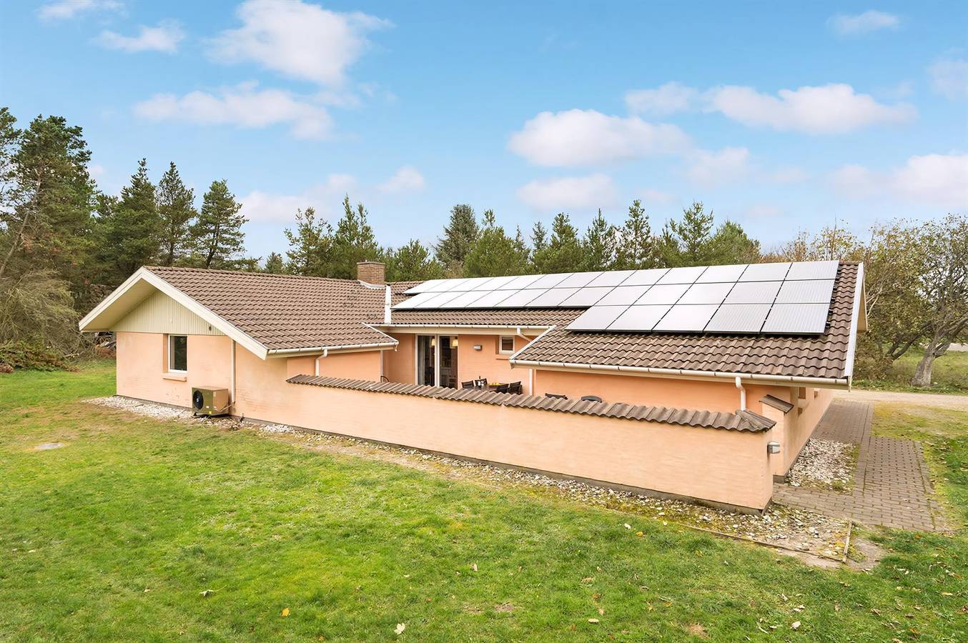 Amazing home in Blåvand w/ Wifi, 5 Bedrooms and Indoor swimming pool in Blåvand, Varde Kommune