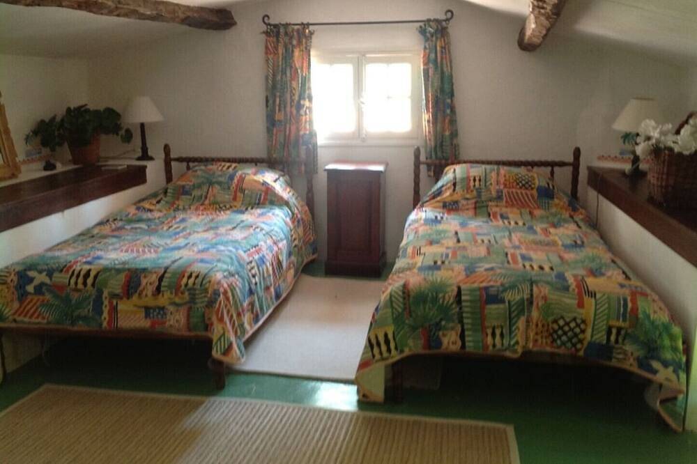 6: Wonderful old farmhouse 5 minutes from the medieval village of Seillans. in Seillans, Région de Draguignan