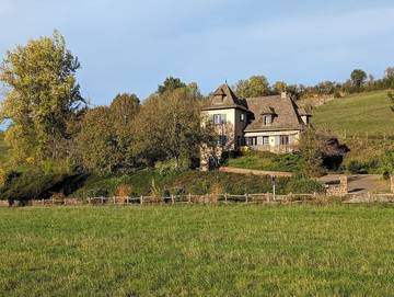 Gîte pour 12 personnes, avec terrasse et jardin dans Clairvaux-d'Aveyron