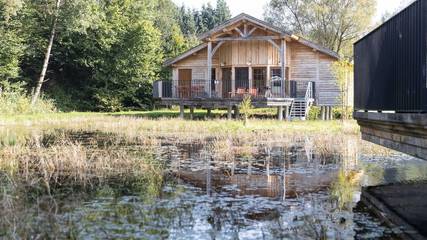 Location de vacances pour 6 personnes, avec vue sur le lac et terrasse à Gedinne
