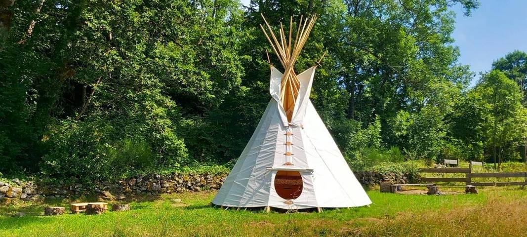 Tente pour 4 personnes, avec Terrasse ainsi que Jardin et Vue dans le Cantal
