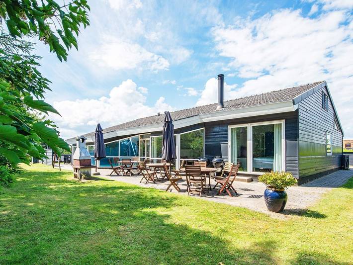 Ferienhaus für 12 Personen, mit Terrasse und Kinderpool sowie Pool und Sauna in Lyngsbæk Strand