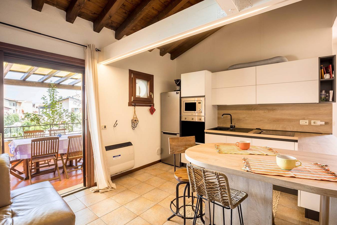 Ganze Wohnung, Ferienwohnung Maloma mit Terrasse, Gemeinschaftspool und Wlan in Peschiera del Garda, Gardasee-Berge