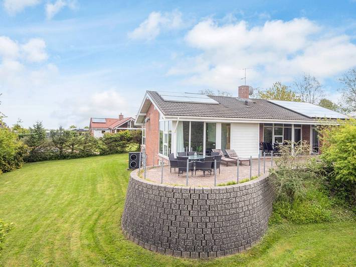 Ferieudlejning for 10 personer, med Terrasse og Have samt Pool i Haderslev