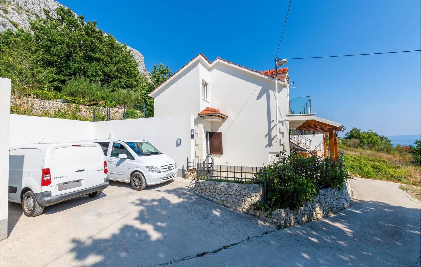 Geräumiges Apartment, 1 km vom Strand entfernt: mit Pool, WLAN und Terrasse in Jesenice, Split-Dalmatien