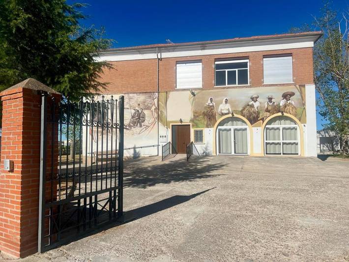 Casa rural para 16 personas, con jardín y vistas, Se admiten mascotas en Salmoral