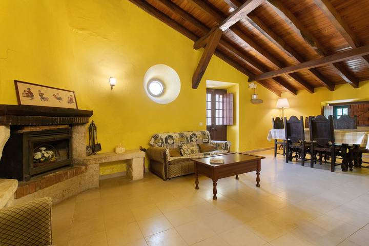 Holiday Home 'Amarela' with Mountain View, Shared Pool and Wi-Fi in Alenquer, Lisbon District