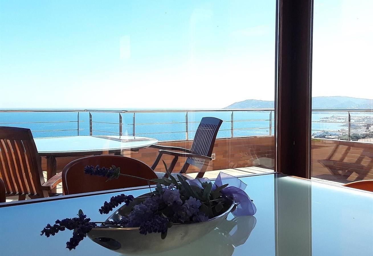 Ático con increíbles vistas al mar & Jacuzzi in Llansá, Alt Empordà