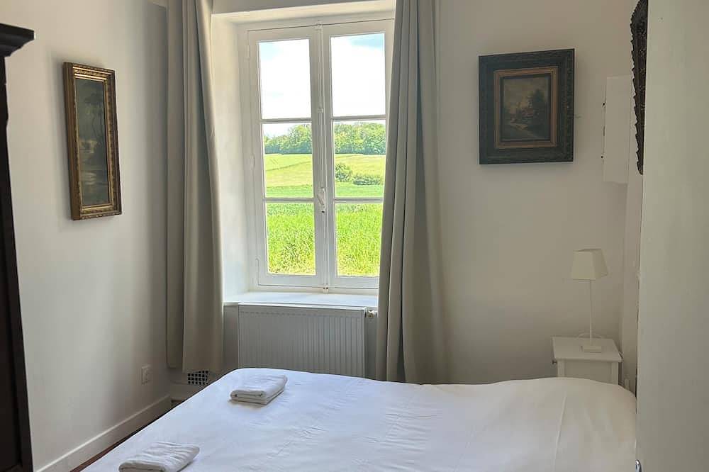 Charming cottage located in the park of  a 17th century castle in Saint-Lubin-en-Vergonnois, Région de Blois