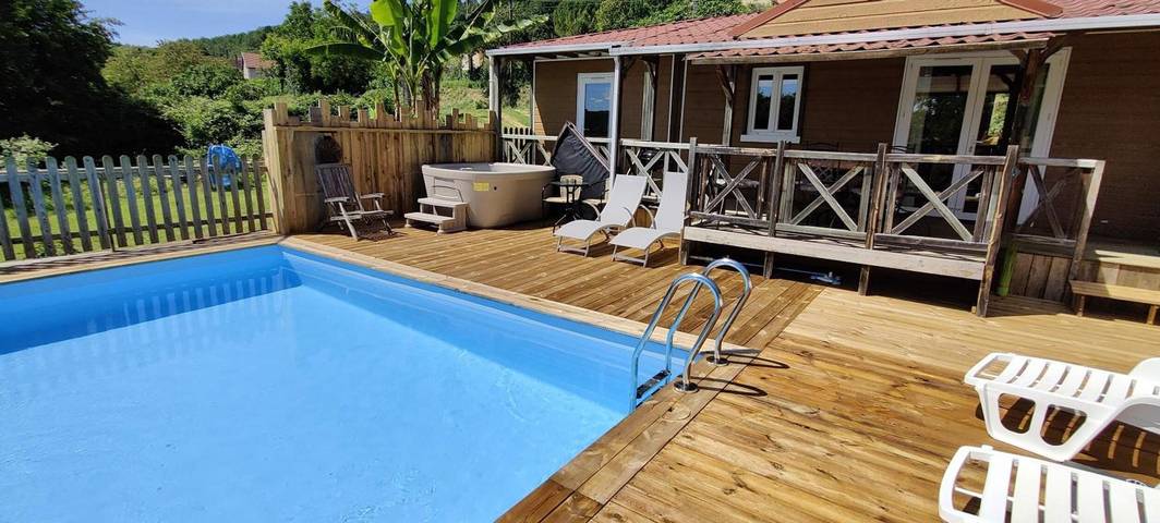 Feriehus for 6 personer, Balkong og Jacuzzi i tillegg til Hage og Barnebasseng i Dordogne