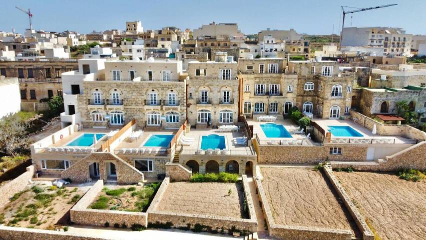 Location de vacances pour 12 personnes, avec piscine ainsi que jardin et jacuzzi dans Sannat - 2